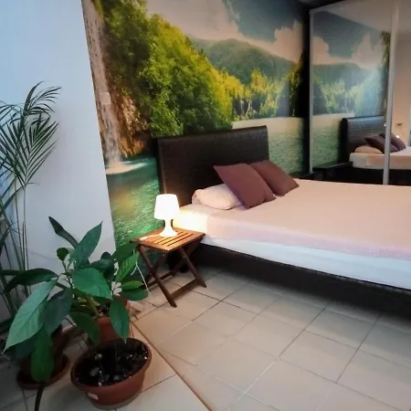Cozy Downtown Oasis Апартаменты *